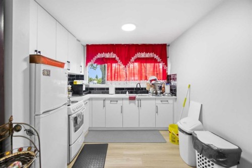 205-8231 Elbow, Calgary, AB - Indoor Photo Showing Kitchen
