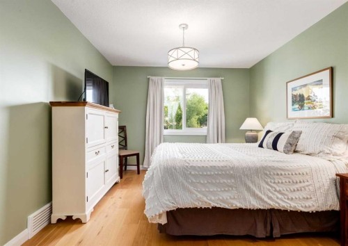 6 Vandoos Villas Nw, Calgary, AB - Indoor Photo Showing Bedroom
