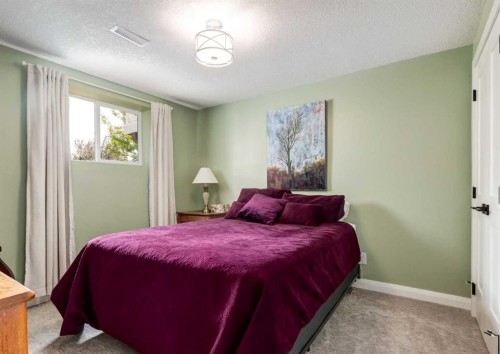 6 Vandoos Villas Nw, Calgary, AB - Indoor Photo Showing Bedroom