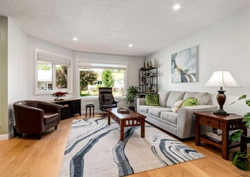 6 Vandoos Villas Nw, Calgary, AB - Indoor Photo Showing Living Room