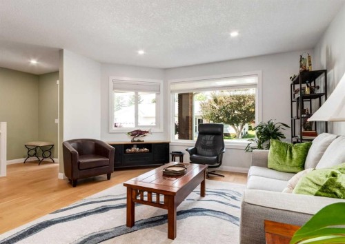 6 Vandoos Villas Nw, Calgary, AB - Indoor Photo Showing Living Room