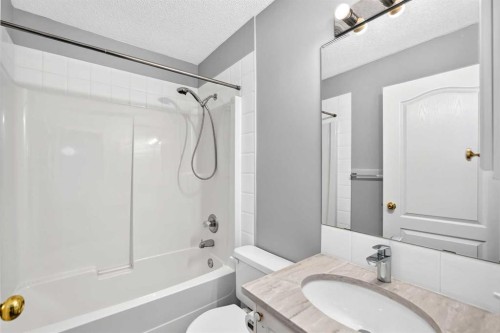 65 Tuscarora Place Nw, Calgary, AB - Indoor Photo Showing Bathroom