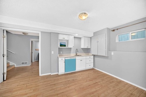 65 Tuscarora Place Nw, Calgary, AB - Indoor Photo Showing Kitchen