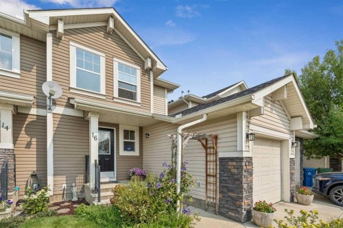16 Cranberry Green Se, Calgary, AB - Outdoor With Facade
