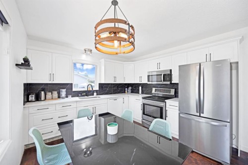 38 Balsam Crescent, Olds, AB - Indoor Photo Showing Kitchen