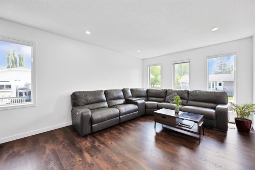 38 Balsam Crescent, Olds, AB - Indoor Photo Showing Living Room