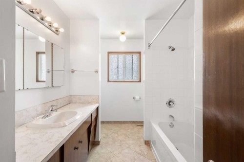 6008 Dalgetty Drive Nw, Calgary, AB - Indoor Photo Showing Bathroom