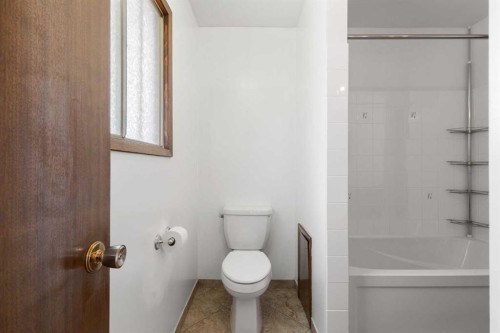 6008 Dalgetty Drive Nw, Calgary, AB - Indoor Photo Showing Bathroom