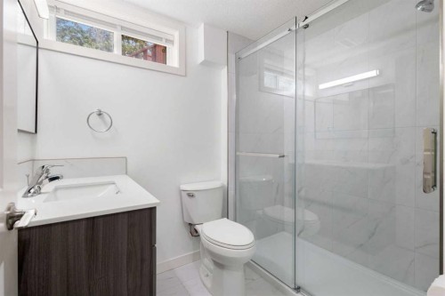 6008 Dalgetty Drive Nw, Calgary, AB - Indoor Photo Showing Bathroom