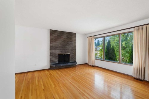 6008 Dalgetty Drive Nw, Calgary, AB - Indoor Photo Showing Living Room