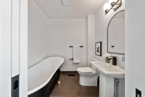 45 25 Avenue Sw, Calgary, AB - Indoor Photo Showing Bathroom