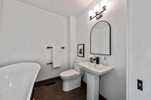 45 25 Avenue Sw, Calgary, AB - Indoor Photo Showing Bathroom