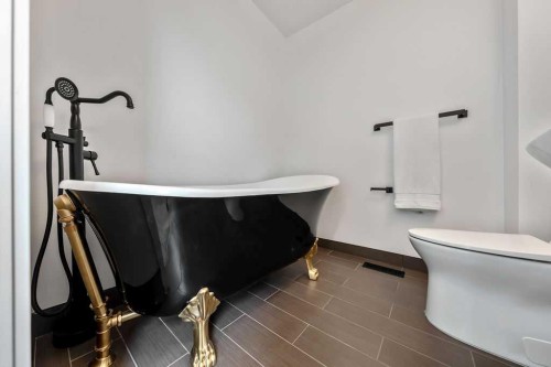 45 25 Avenue Sw, Calgary, AB - Indoor Photo Showing Bathroom