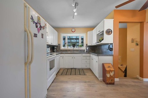 435 88 Avenue Se, Calgary, AB - Indoor Photo Showing Kitchen With Double Sink