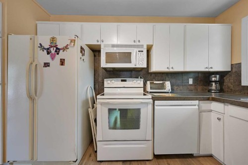 435 88 Avenue Se, Calgary, AB - Indoor Photo Showing Kitchen