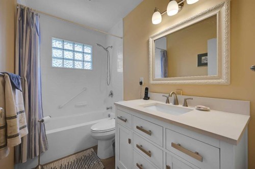 435 88 Avenue Se, Calgary, AB - Indoor Photo Showing Bathroom