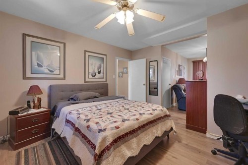 435 88 Avenue Se, Calgary, AB - Indoor Photo Showing Bedroom