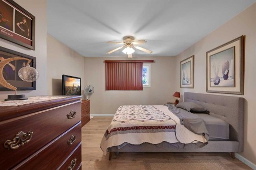 435 88 Avenue Se, Calgary, AB - Indoor Photo Showing Bedroom