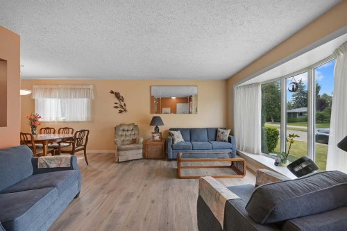 435 88 Avenue Se, Calgary, AB - Indoor Photo Showing Living Room