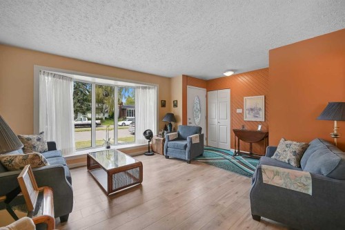 435 88 Avenue Se, Calgary, AB - Indoor Photo Showing Living Room