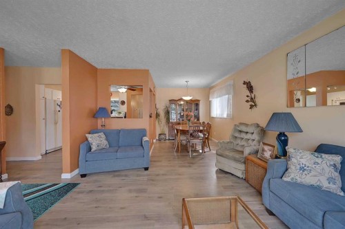 435 88 Avenue Se, Calgary, AB - Indoor Photo Showing Living Room