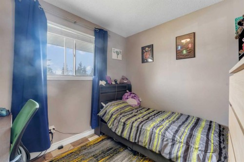 112 Penmeadows Close Se, Calgary, AB - Indoor Photo Showing Bedroom