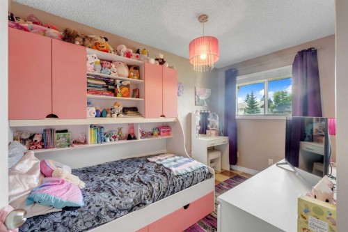 112 Penmeadows Close Se, Calgary, AB - Indoor Photo Showing Bedroom