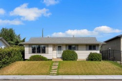 112 Penmeadows Close SE Calgary, AB T2A 3S2
