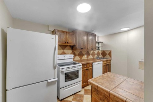 112 Penmeadows Close Se, Calgary, AB - Indoor Photo Showing Kitchen