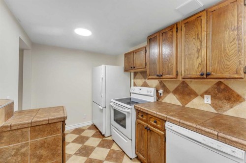 112 Penmeadows Close Se, Calgary, AB - Indoor Photo Showing Kitchen