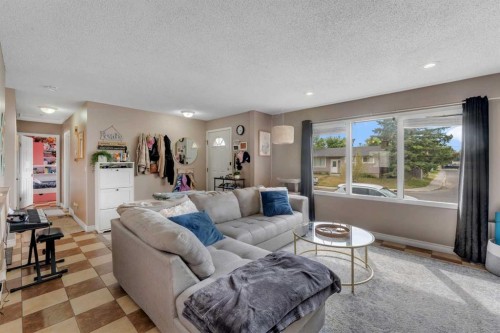 112 Penmeadows Close Se, Calgary, AB - Indoor Photo Showing Living Room