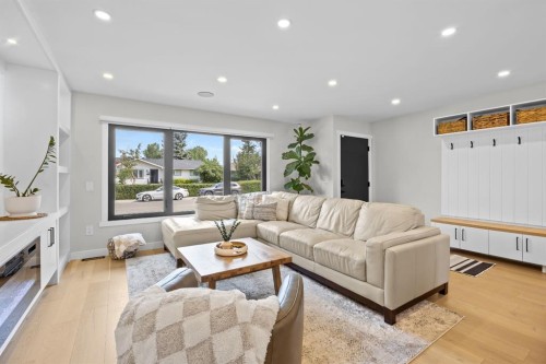 67 Hollyburn Road Sw, Calgary, AB - Indoor Photo Showing Living Room