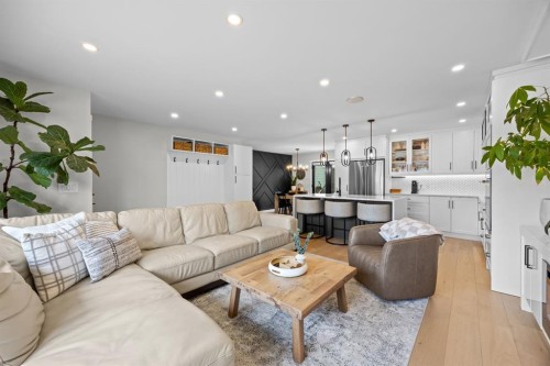 67 Hollyburn Road Sw, Calgary, AB - Indoor Photo Showing Living Room