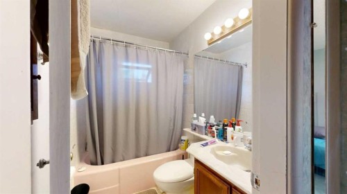 708 55 Avenue Sw, Calgary, AB - Indoor Photo Showing Bathroom