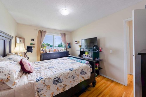 5412 14 Avenue Se, Calgary, AB - Indoor Photo Showing Bedroom