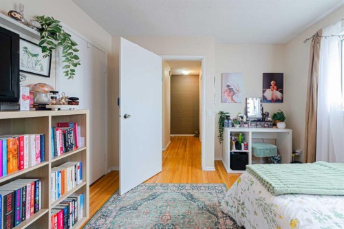 5412 14 Avenue Se, Calgary, AB - Indoor Photo Showing Bedroom