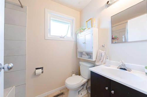 5412 14 Avenue Se, Calgary, AB - Indoor Photo Showing Bathroom