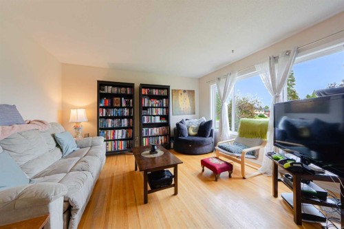5412 14 Avenue Se, Calgary, AB - Indoor Photo Showing Living Room