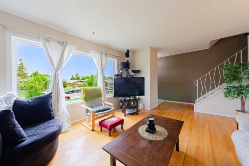 5412 14 Avenue Se, Calgary, AB - Indoor Photo Showing Living Room