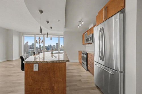 1900-817 15 Avenue Sw, Calgary, AB - Indoor Photo Showing Kitchen With Upgraded Kitchen