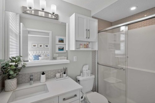 302-2231 Mahogany Boulevard Se, Calgary, AB - Indoor Photo Showing Bathroom
