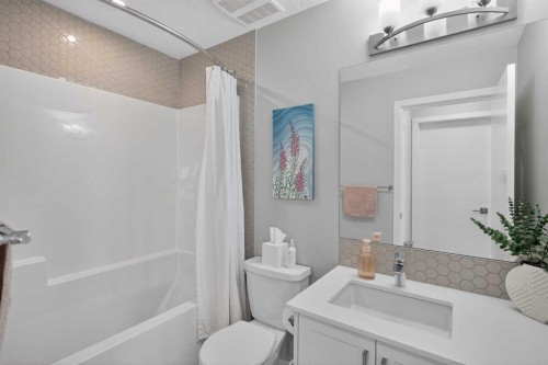 302-2231 Mahogany Boulevard Se, Calgary, AB - Indoor Photo Showing Bathroom