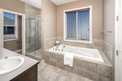 10 Aspenshire Place Sw, Calgary, AB - Indoor Photo Showing Bathroom