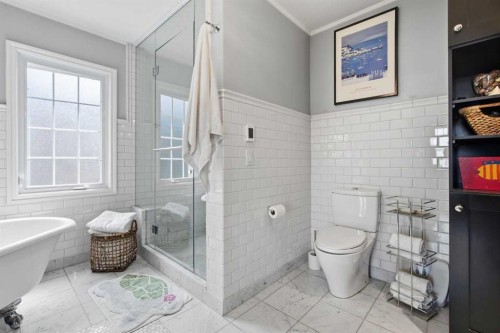 1909 21 Avenue Sw, Calgary, AB - Indoor Photo Showing Bathroom