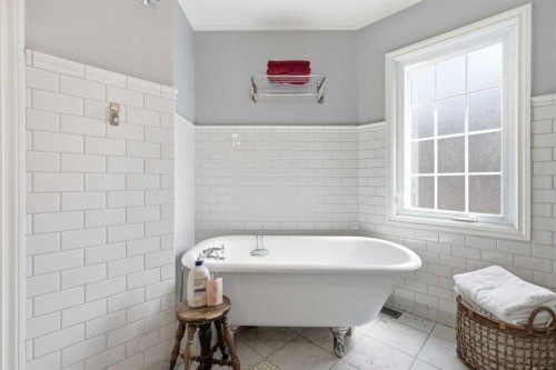 1909 21 Avenue Sw, Calgary, AB - Indoor Photo Showing Bathroom