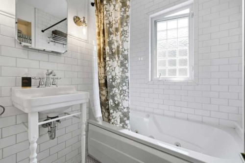 1909 21 Avenue Sw, Calgary, AB - Indoor Photo Showing Bathroom