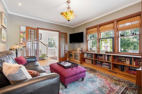1909 21 Avenue Sw, Calgary, AB - Indoor Photo Showing Living Room