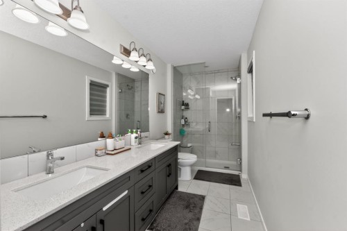 19 Cityline Heath Ne, Calgary, AB - Indoor Photo Showing Bathroom