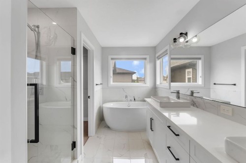 45 Carringsby Landing Nw, Calgary, AB - Indoor Photo Showing Bathroom