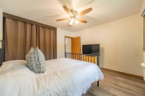 84 Waterloo Drive Sw, Calgary, AB - Indoor Photo Showing Bedroom
